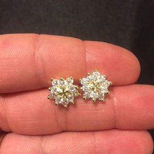 ❄️ Lovely shiny rhinestone snowflake studs available in gold or silver ❄️